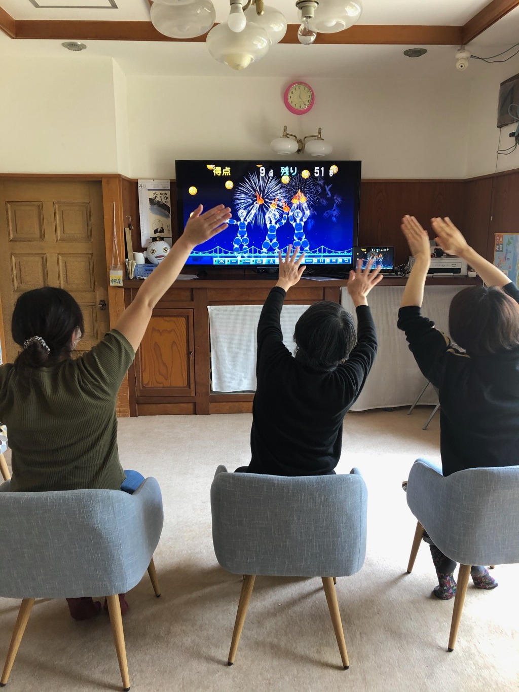 大画面テレビでのレクレーションを兼ねた機能訓練風景