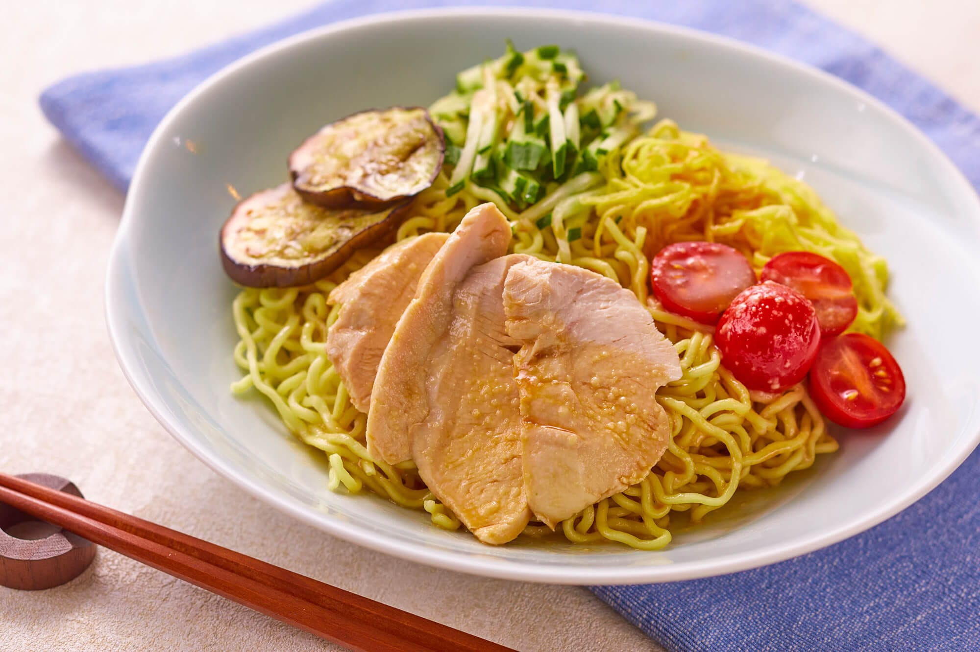 ごまの風味が広がる彩り野菜の冷やし中華